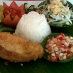 ayam-goreng-bali ayam bumbu khas bali digoreng dengan canola oil dengan sambal matah + urap sayuran