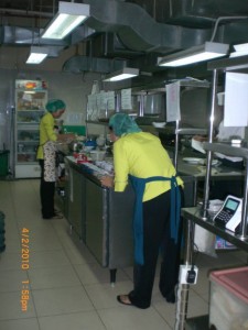 Di Tengah Kesibukan Ahli Gizi dalan QC masakan diet anda