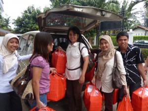 Masing masing membawa makanan sehat untuk opa oma di panti werdha, para tukang becak, dan gelandangan di jalan