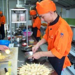 Cook Apin sedang membuat drumsteak pesanan customer kegiatan di dapur mymeal