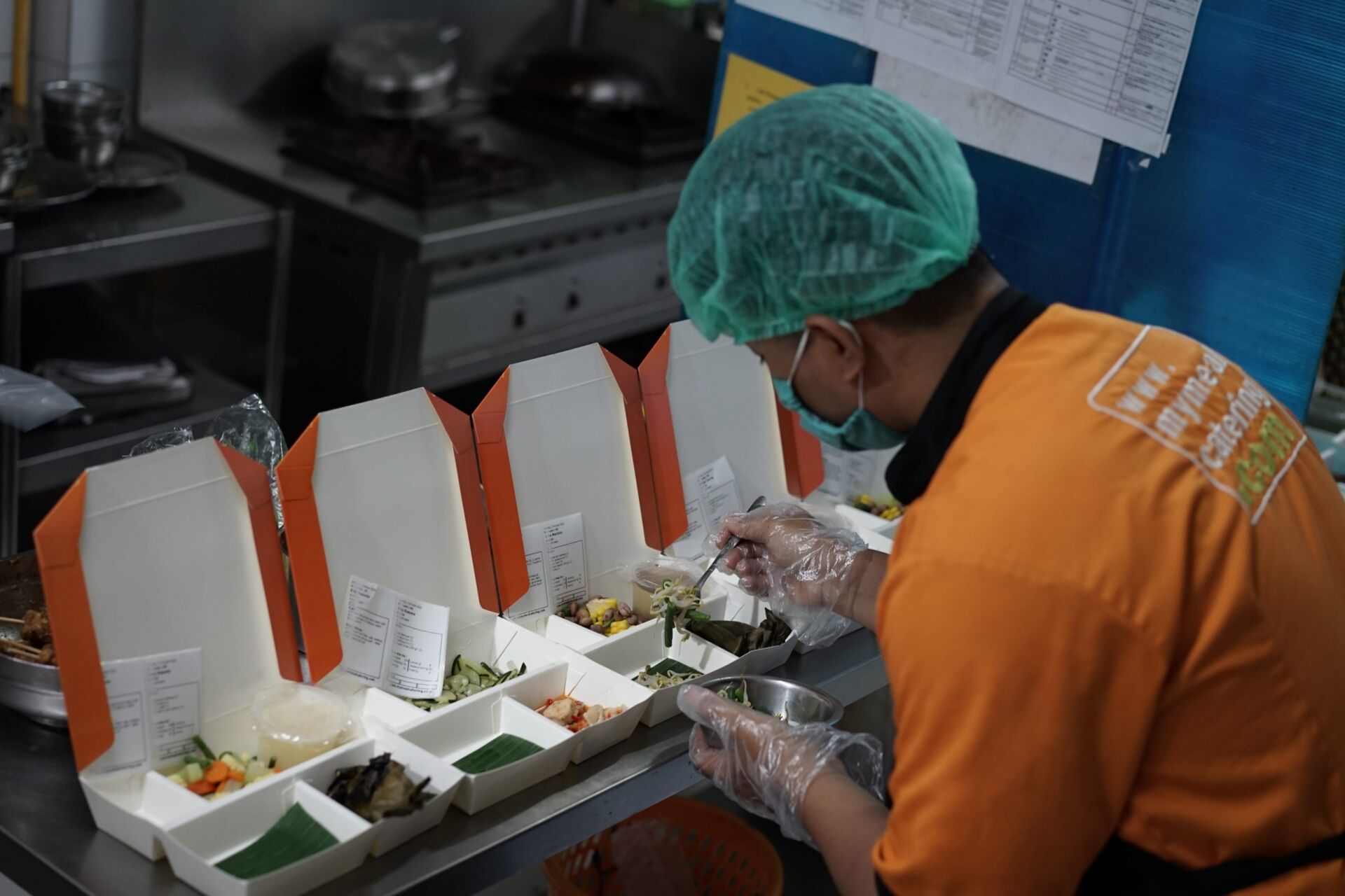 Ahli Gizi QC MyMeal Catering sedang menata makanan pelanggan
